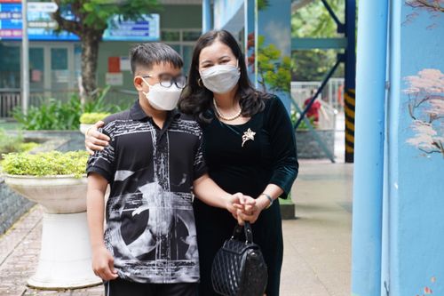 3 tuổi mắc ung thư: 'Thấy mẹ khóc, con tưởng mình chưa ngoan'