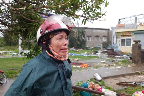 Khoảnh khắc bới đống đổ nát nhặt hàng cây vàng trả cho chủ tiệm
