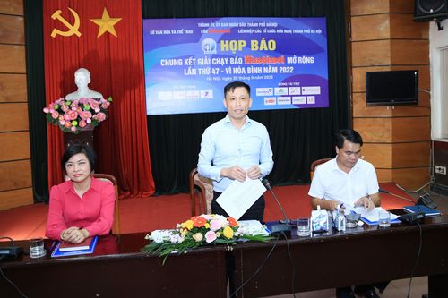 Dàn tuyển thủ điền kinh Việt Nam tranh tài tại bờ hồ Hoàn Kiếm