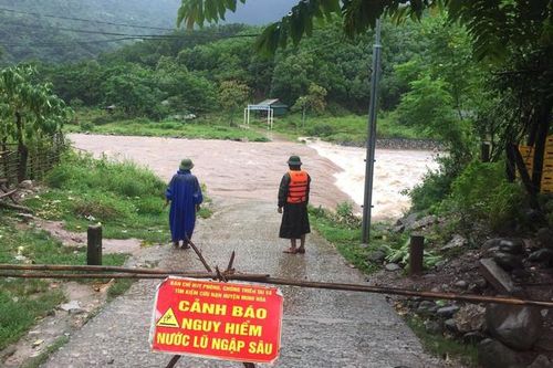 Lũ đổ về cuồn cuộn khiến nhiều khu vực dân cư ở Quảng Bình, Quảng Trị bị cô lập