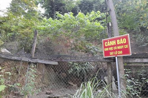 Nghệ An lại xuất hiện thêm nhiều vết nứt dài hàng trăm mét