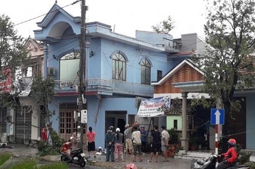 Hàng trăm nhà dân ở Huế tốc mái, 5 người bị thương