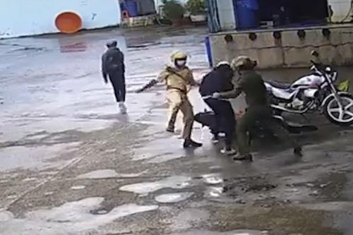 Xôn xao clip 2 cảnh sát dùng dùi cui, nón bảo hiểm đánh nam thiếu niên