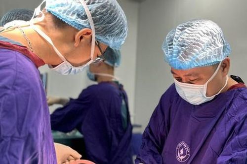 Người phụ nữ 38 tuổi suýt 'vỡ núi đôi' vì tiêm filler nâng ngực tại một spa ở Hà Nội