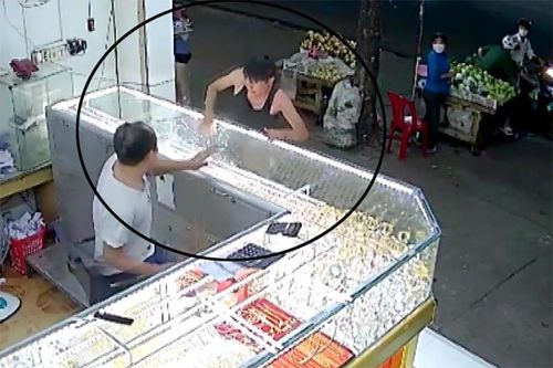 Kêu gọi giao nộp số vàng kẻ cướp ném ra đường ở Bình Dương