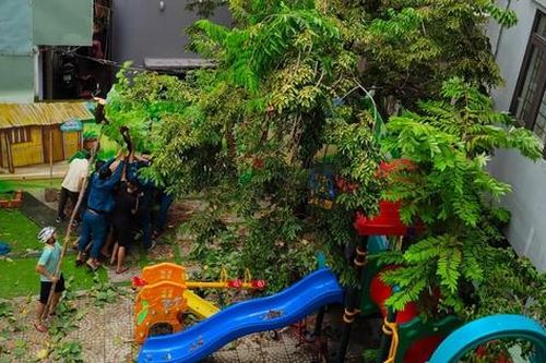 Bão vừa tan, thầy cô lại tất bật dọn dẹp trường lớp để đón học sinh vào ngày mai