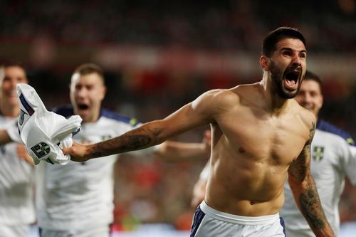 Mitrovic vượt thành tích của Ronaldo và Messi