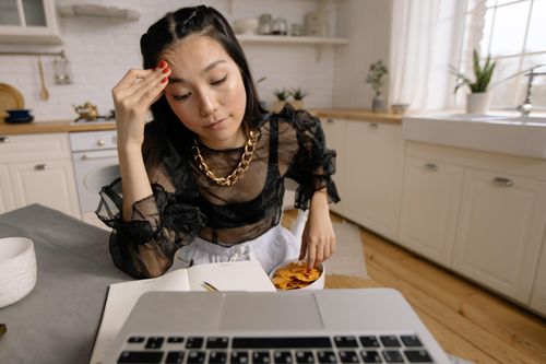Tê bàn tay, đau cổ tay vì làm việc liên tục với chuột máy tính