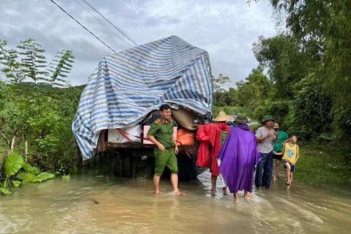 Nghệ An: Mưa lũ khiến hàng nghìn học sinh nghỉ học, giao thông ách tắc