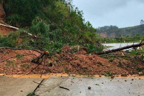 Kon Tum: Hơn 4.000 dân ở huyện giáp với Quảng Nam vẫn bị cô lập do sạt lở