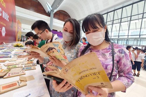 Giáo viên, học sinh hào hứng tại triển lãm sách giáo khoa