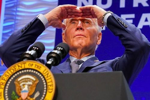 Giữa hội nghị, ông Biden tìm nữ nghị sĩ đã chết