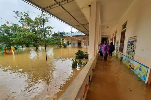 Hàng trăm trường học ở Nghệ An - Hà Tĩnh cho học sinh nghỉ do mưa lụt