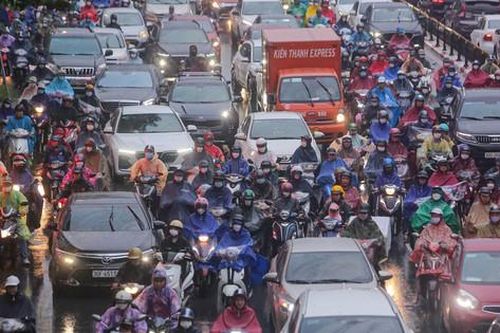 Mưa triền miên sau bão Noru, đường phố Hà Nội tắc nghẹt nhiều giờ