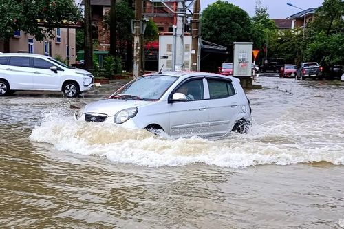 Nhiều tuyến đường TP. Vinh ngập nặng sau bão số 4