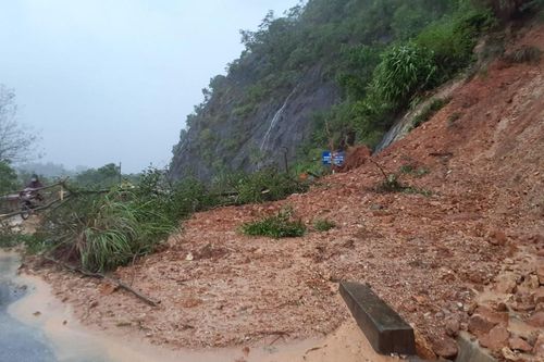 Núi Nguộc ở Thanh Chương bị sạt lở mạnh