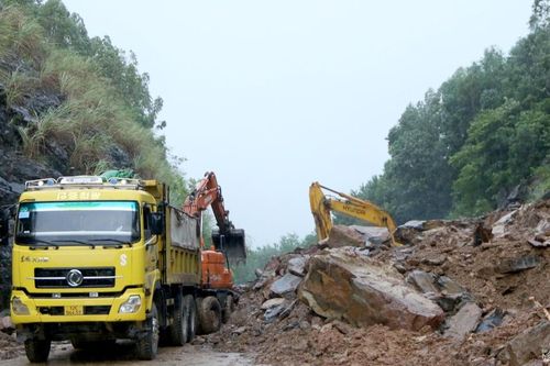 Khẩn trương khắc phục điểm sạt lở trên Quốc lộ 48D