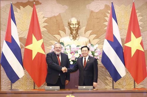 Hình ảnh Chủ tịch Quốc hội tiếp Thủ tướng Cuba Manuel Marrero Cruz