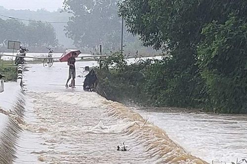 Hà Tĩnh: Nước sông dâng cao, hàng trăm hộ dân cô lập trong nước lũ