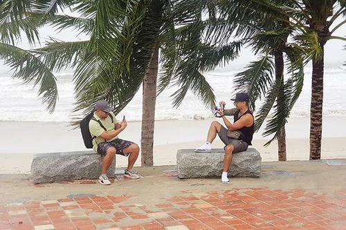 Bão tan, du khách hào hứng chụp hình, ngắm cảnh tại biển Đà Nẵng