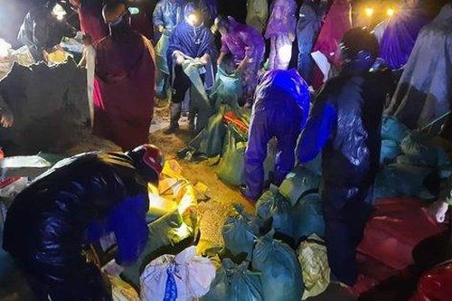 Nghệ An: Mưa to kéo dài, hàng trăm hộ dân trắng đêm chạy lũ