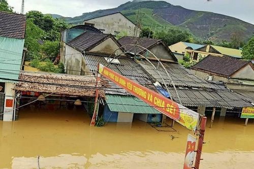 Nước lũ dâng chạm mái nhà, Nghệ An nhiều nơi bị chia cắt