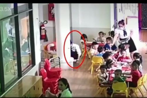 Bảo mẫu bốc thức ăn đổ dưới nền cho trẻ ăn bị buộc thôi việc