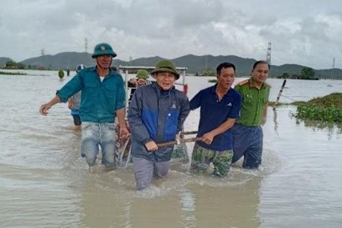 Nghệ An, Hà Tĩnh: Hàng ngàn ngôi nhà bị ngập, gần 400 trường nghỉ học