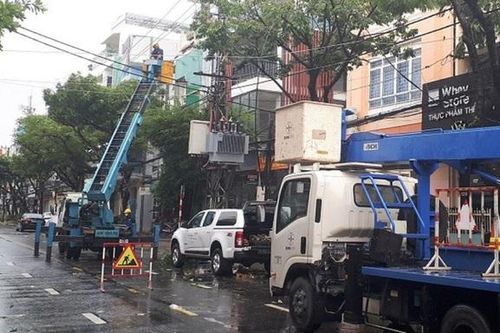 Chiều tối nay sẽ khắc phục xong lưới điện hư hỏng do bão số 4 gây ra