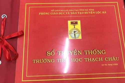 Chiêu trò làm 'sổ vàng truyền thống' miễn phí cho các trường học ở Hà Tĩnh