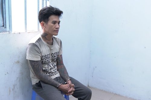 Nam thanh niên xăm trổ tàng trữ súng đạn