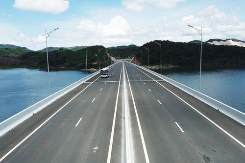 Quảng Ninh hút khách bằng 'chiến thuật' không - thủy - bộ
