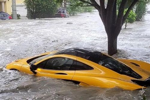 Siêu bão tại Mỹ nhấn chìm xe sang hàng triệu USD