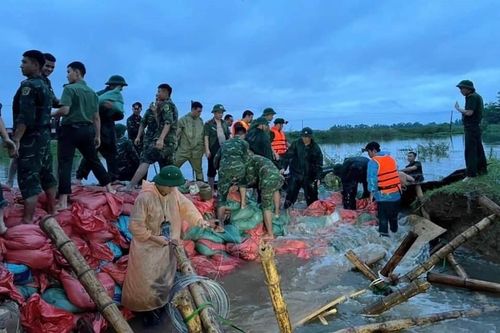 Hàng trăm người dầm mưa gia cố đê bị vỡ ở Nghệ An