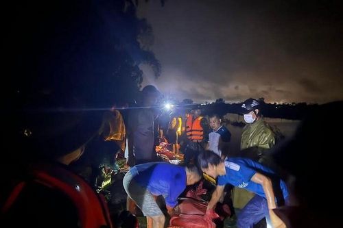 350 người xuyên đêm vá đê bị vỡ do mưa bão ở Nghệ An