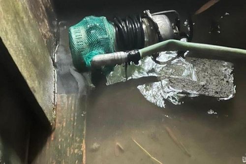 Mượn máy bơm về dọn nhà, người đàn ông ở thành phố Vinh bị điện giật tử vong
