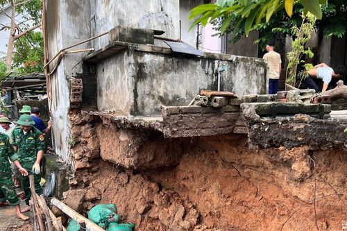 Nhiều khu dân cư ở thị xã Hoàng Mai tan hoang trong lũ dữ
