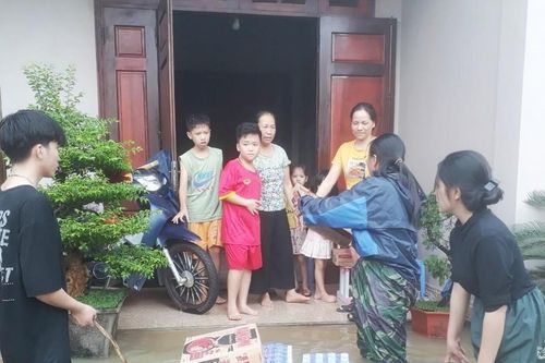 Băng nước ngập cứu trợ người dân vùng lũ Quỳnh Lưu