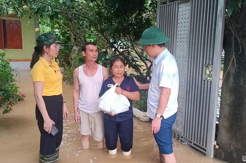 Khẩn cấp hỗ trợ những hộ dân bị ngập sâu ở Hoàng Mai