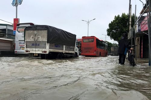 Nghệ An: Quốc lộ 1A ngập sâu, các phương tiện giao thông ùn ứ hàng km
