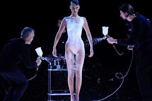 Sốc trước màn tạo vải ngay lập tức trên sàn catwalk