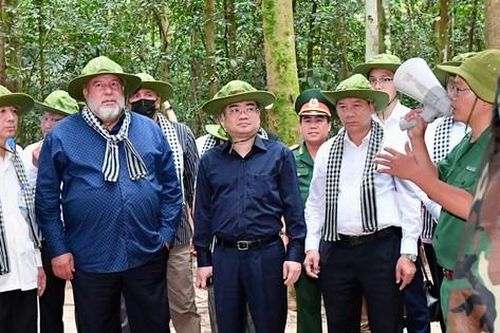 Thủ tướng Cuba Manuel Marrero Cruz thăm địa đạo Củ Chi