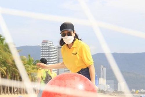 'Thần tốc' sạch trơn rác, du khách kéo về biển Đà Nẵng vui chơi sau bão