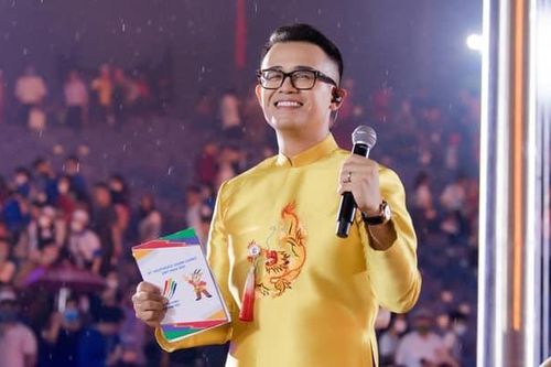 Showbiz 1/10: MC Đức Bảo dẫn chung kết Olympia 2022