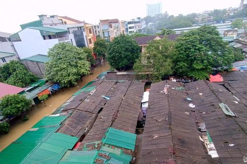 Nước dâng cao, tiểu thương chợ Vinh buộc phải đưa hàng hóa về nhà