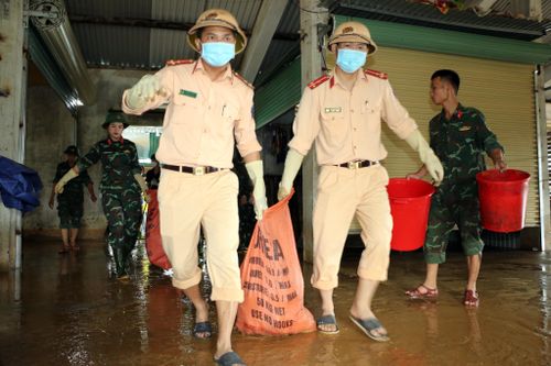 Nghệ An: Lực lượng công an, quân sự giúp khắc phục thiệt hại sau lũ