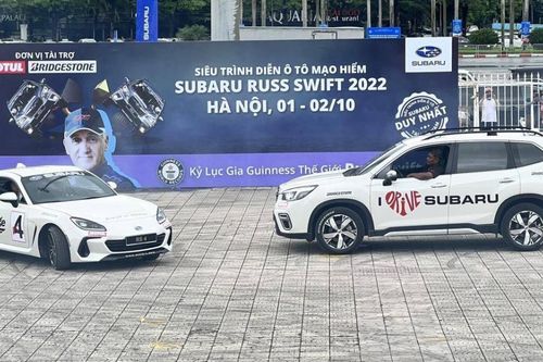 Màn quay compa bằng xe Subaru của huyền thoại người Anh tại sân Mỹ Đình