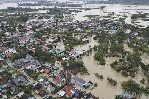 Hàng ngàn nhà dân Nghệ An- Hà Tĩnh bị ngập sau hoàn lưu bão số 4