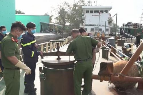 Ngoài Đại tá Mai Hoàng những sỹ quan công an nào được đề nghị khen thưởng vụ xăng giả?
