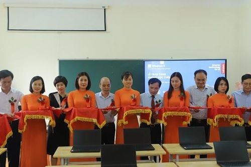 Trao tặng 'Lớp học thông minh Lenovo' cho trường THPT Ba Đình